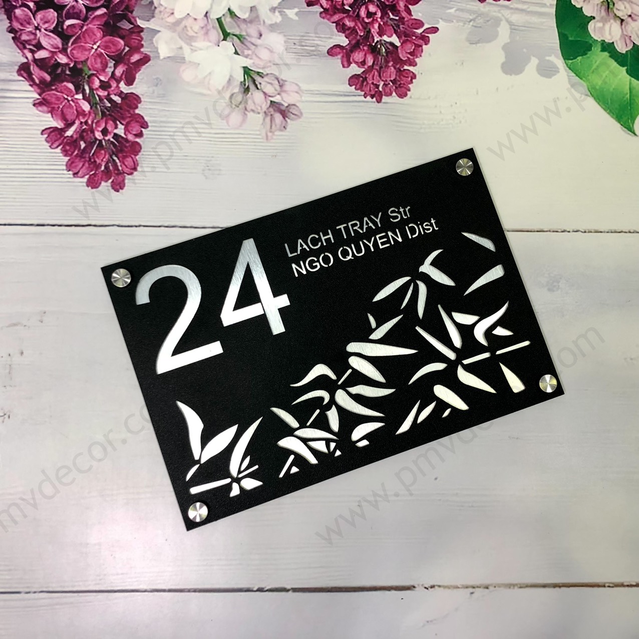 BẢNG, BIỂN SỐ NHÀ. Alcorest xước bạc + mica đen sần, chữ chìm, ngoài trời. BSN-PMV82