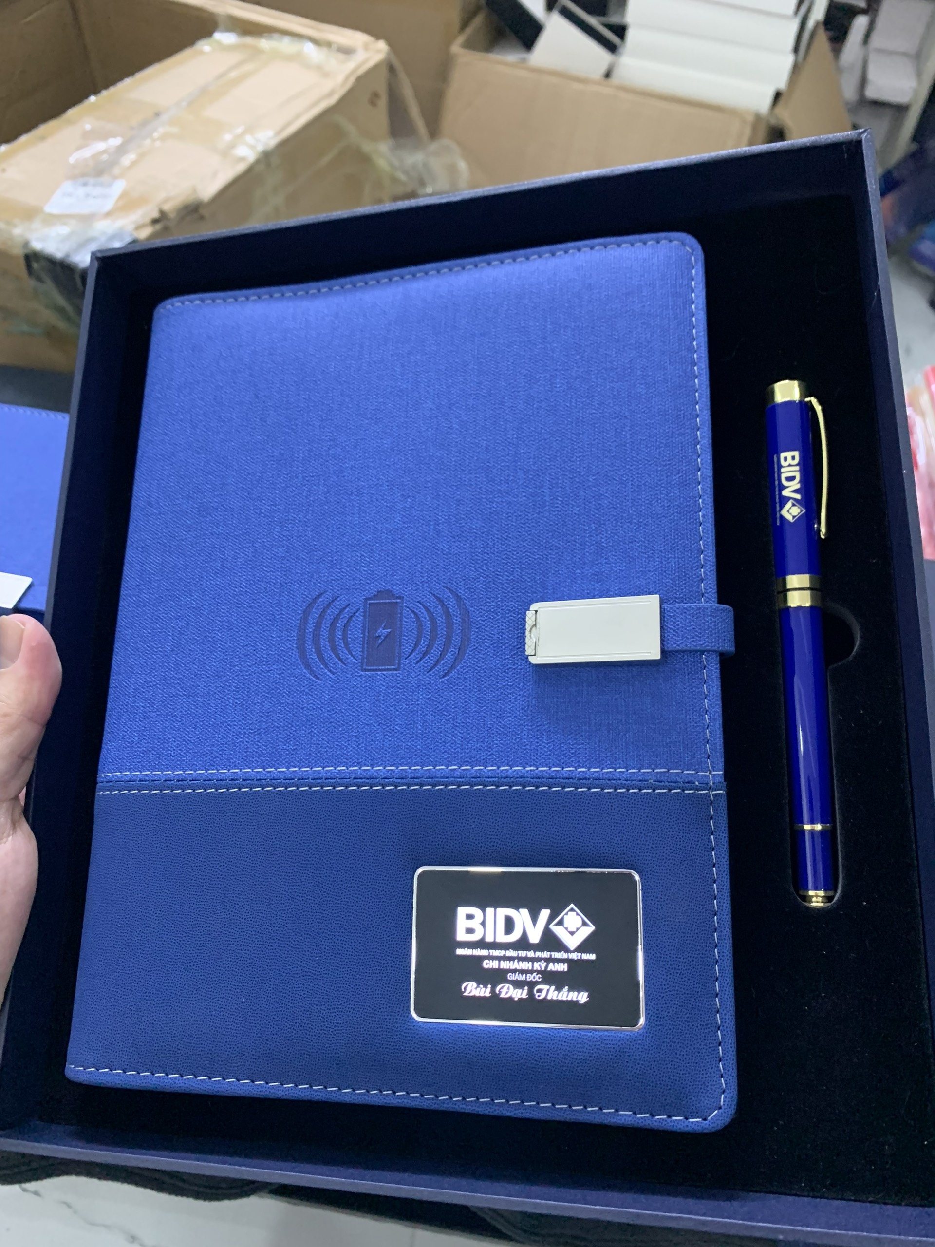 Bộ quà tặng sổ bìa da A5 và bút ký cao cấp. Làm led sáng trên sổ và khắc bút theo logo công ty hay tên riêng .