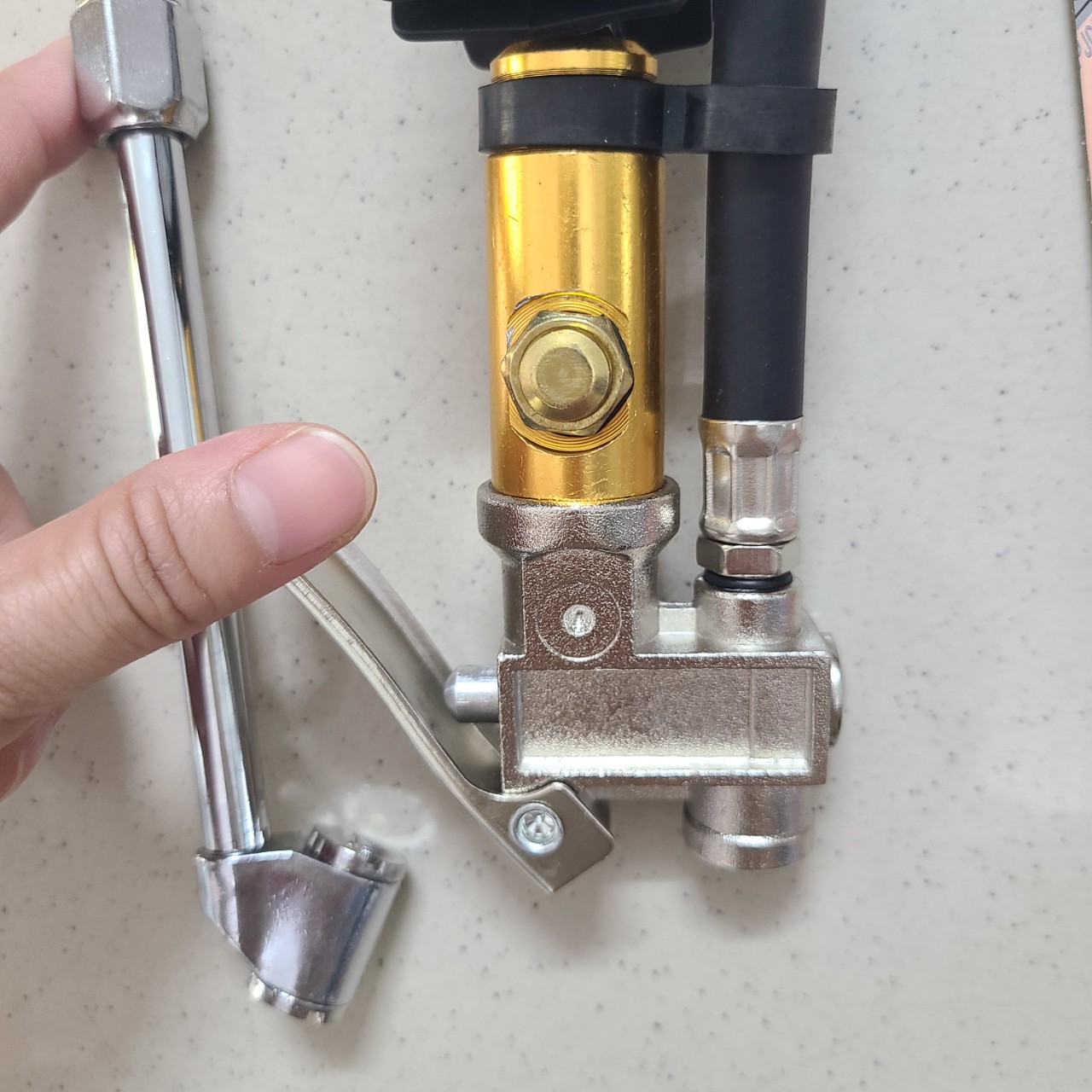 Đồng hồ bơm xe có tay bóp