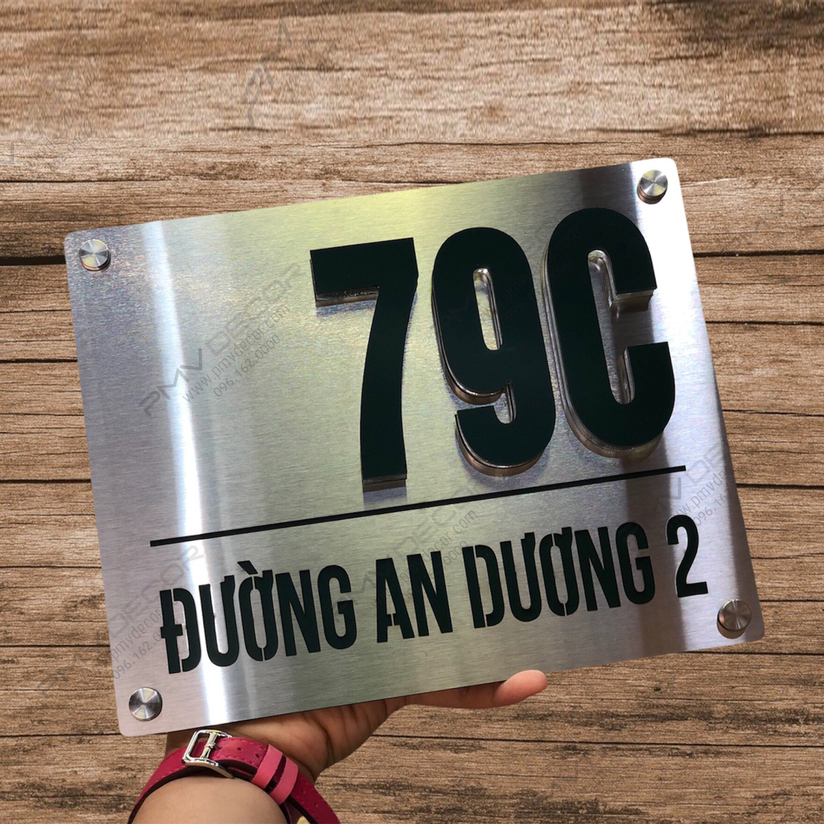 BẢNG, BIỂN SỐ NHÀ. Inox xước trắng + Alcorest xanh rêu, số nổi 10mm chân mica trong, ngoài trời sang trọng tinh tế. BSN-PMV180