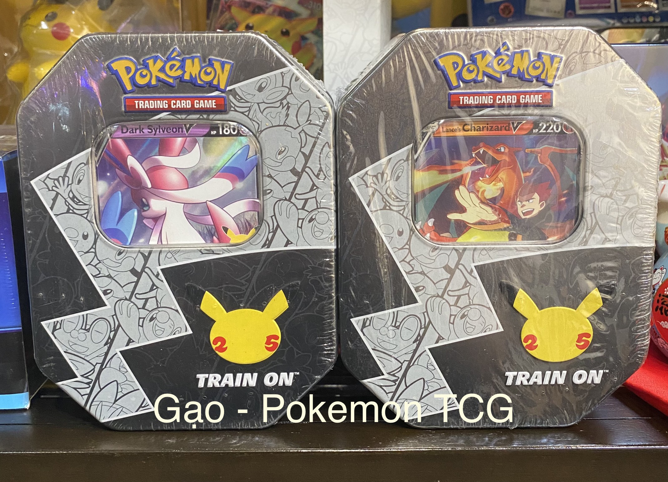Hộp thiếc Pokemon TCG - Celebrations Lance’s Charizard V/Dark Sylveon V