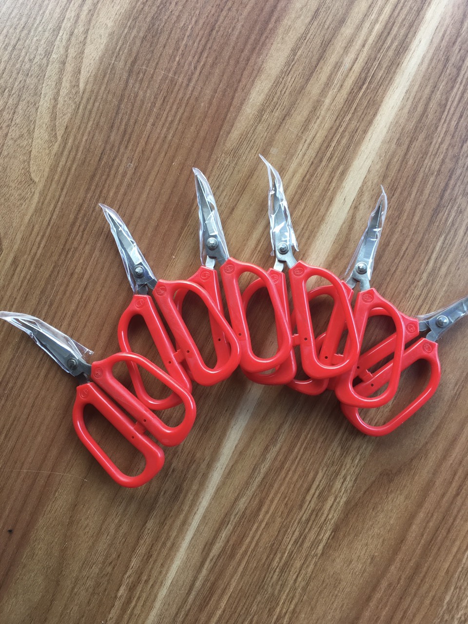 kéo mũi cong đỏ