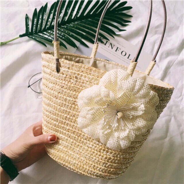 Túi cói dáng hộp đính hoa đi biển