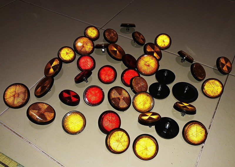 Mắt Mèo Phản Quang nhiều màu Gắn Các loại Xe Máy (giá 1 cặp) - (pass cong Sau pass thẳng trước ) - phụ kiện, linh kiện, phụ tùng, đồ chơi moto xe máy Moto DCR