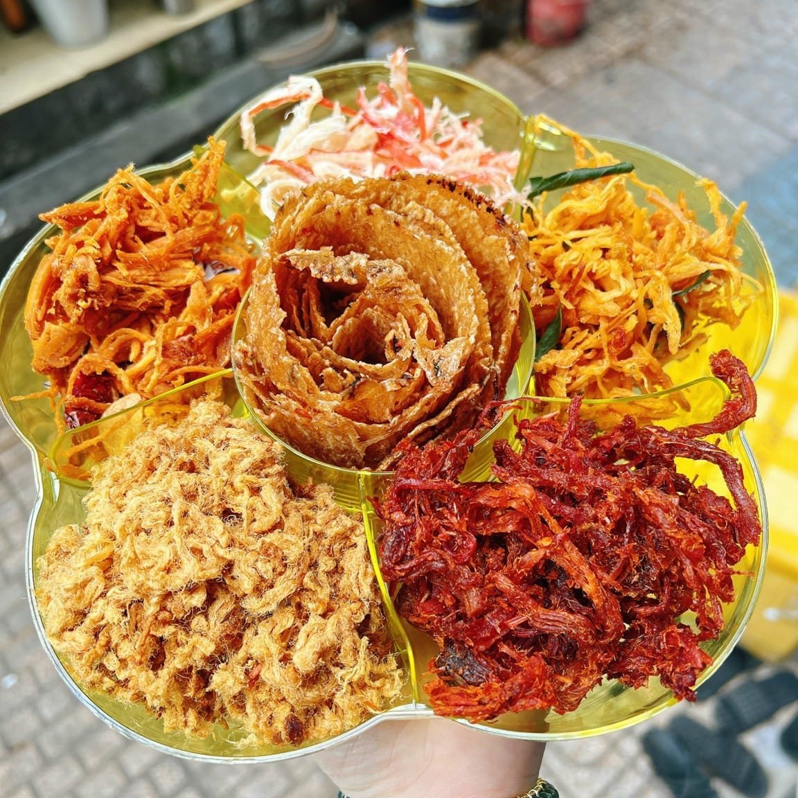 Khô 6 vị (khô mực cán, mực sợi hấp nước dừa, khô gà lá chanh, khô heo cháy tỏi, khô bò sợi, chà bông) 500g