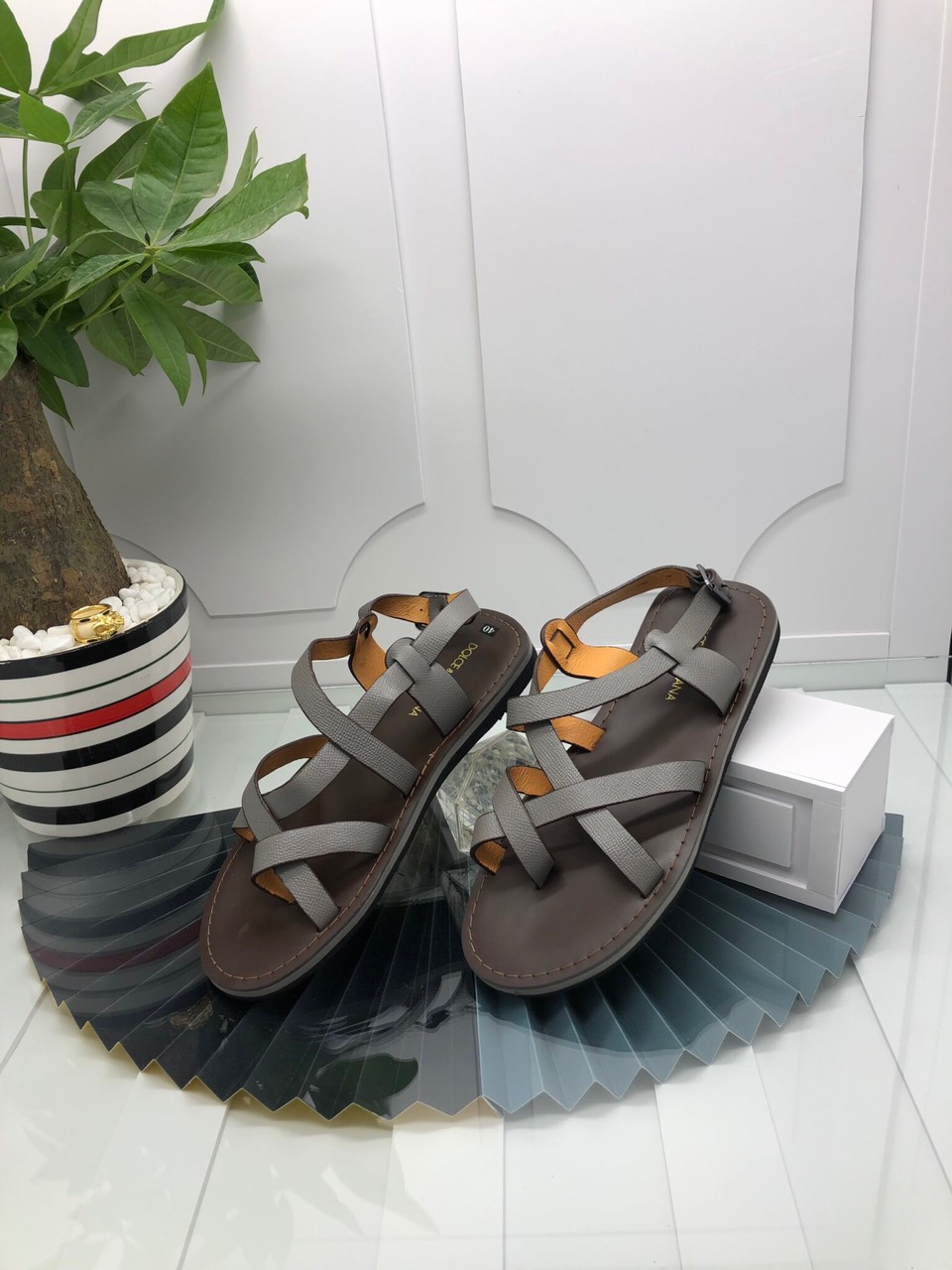 Dép Nam Sandal (Xăng Đan) X&G Xỏ Ngón Da Xịn Xò màu ghi  (Grab Store)
