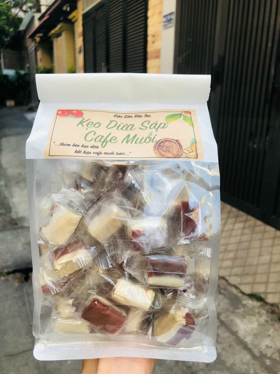 Kẹo dừa sáp cafe muối- gói 500g- giá cực rẻ- hàng loại 1- thơm ngon, ngọt vừa, dẻo, béo ngậy của dừa sáp, mặn mặn vị cafe, đảm bảo vsattp, không chất bảo quản, càng ăn càng mê, ăn vặt ngon, kẹo ngon.