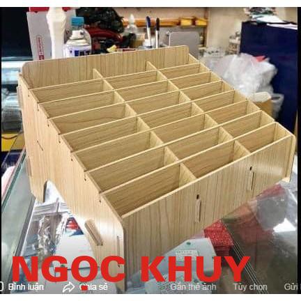 Khay gỗ để màn hình.