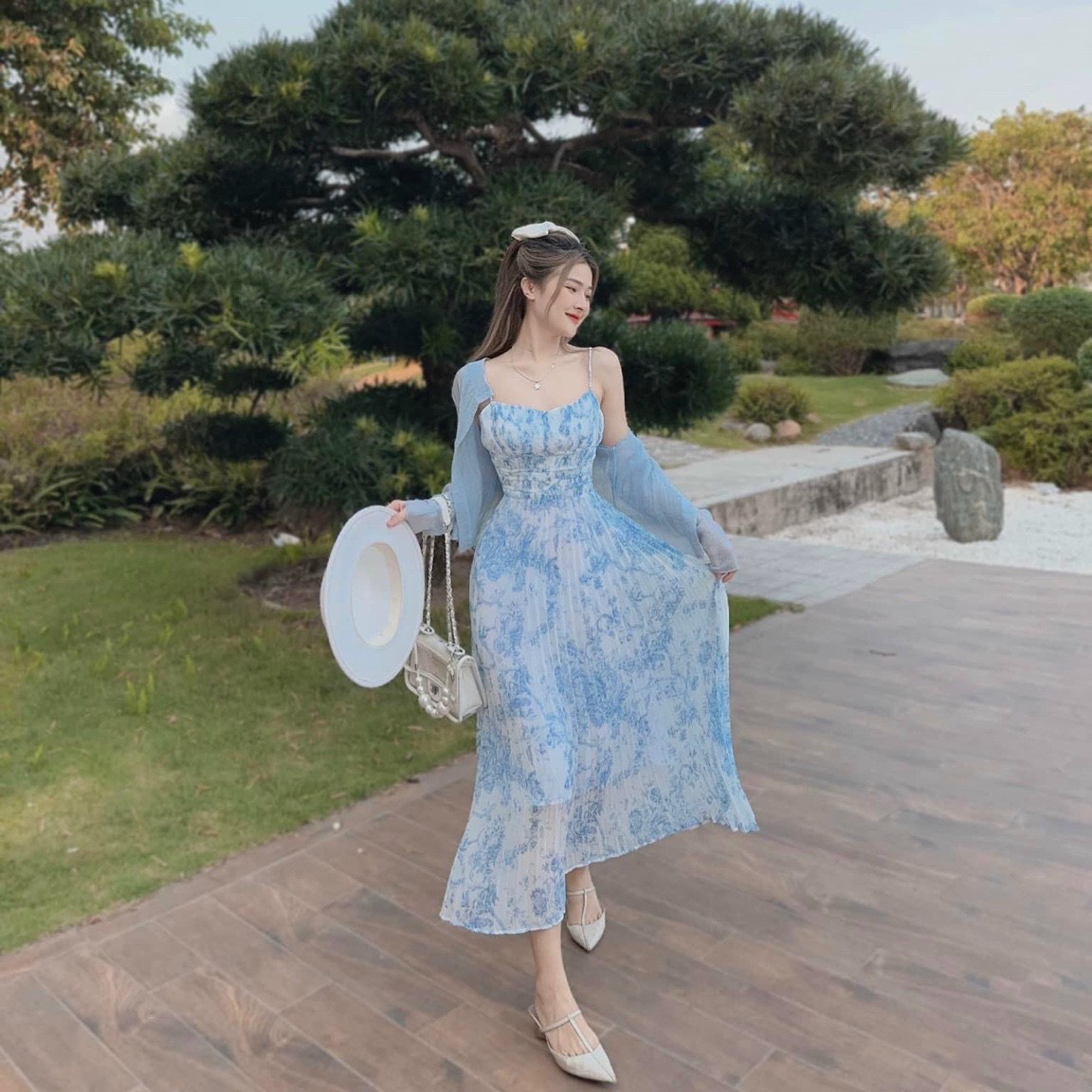 Đầm nữ thời trang mặc đi biển chất voan hoa hai dây cúp ngực ôm eo váy maxi hai lớp kèm áo khoác tơ lụa tay dài như hình 100%