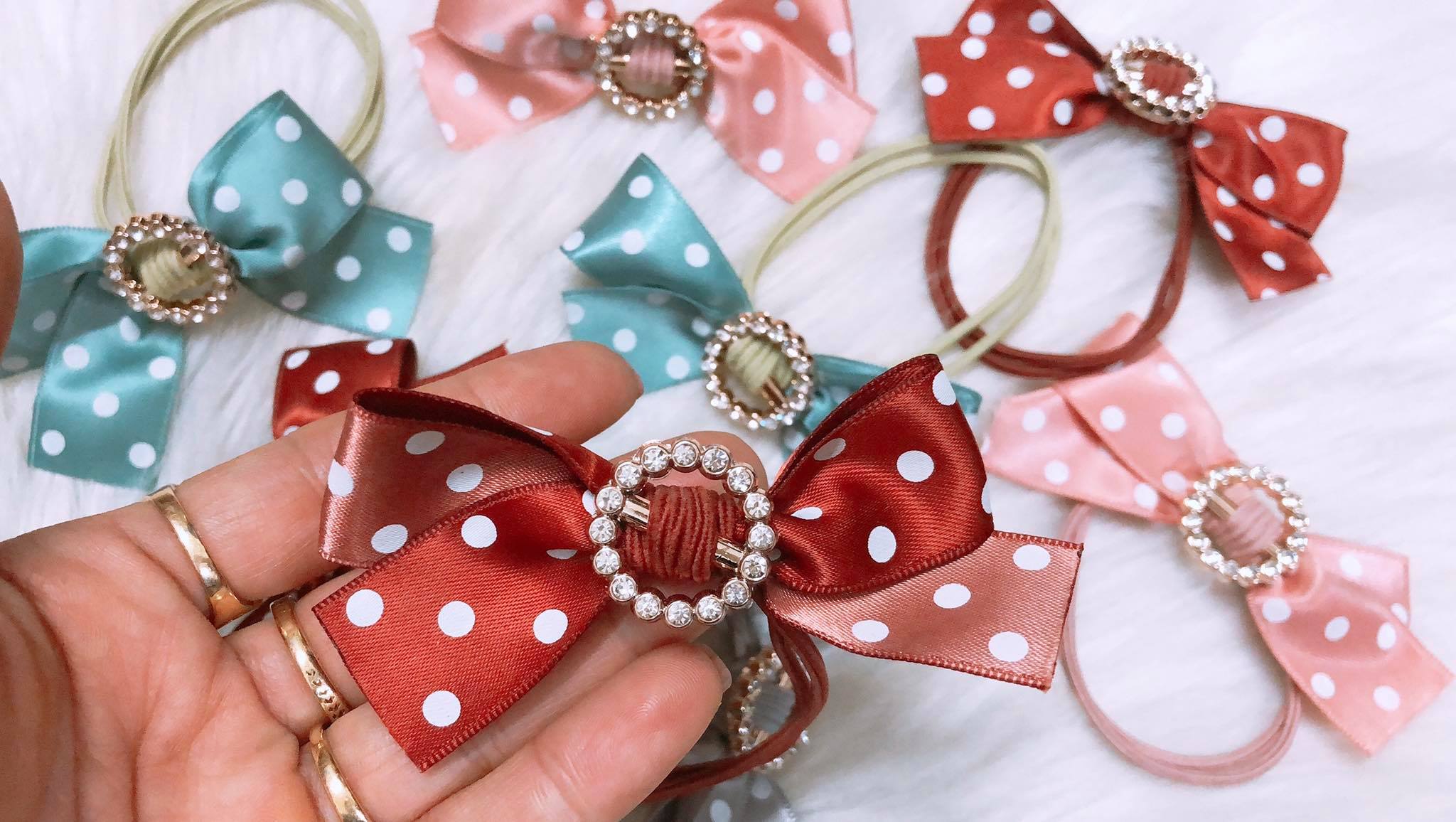 Combo 2 sơi dây cột tóc nơ chấm bi vòng đá