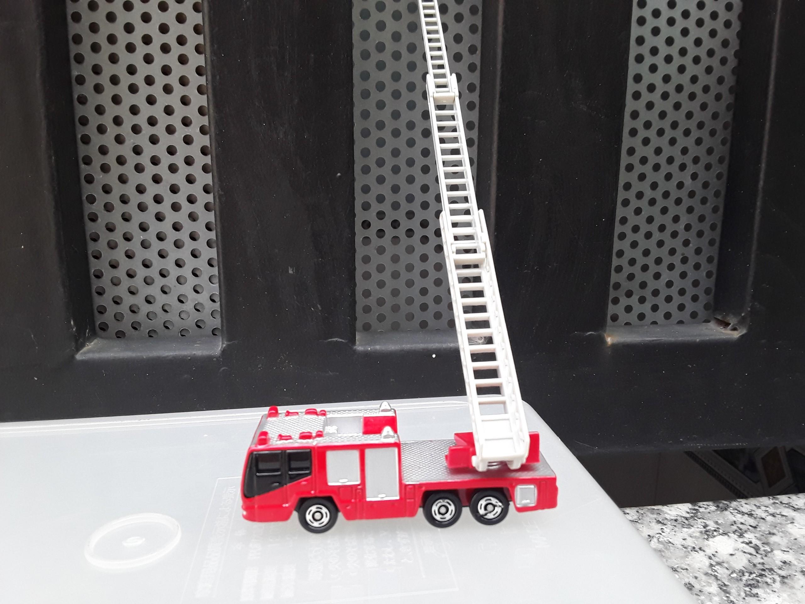 Xe mô hình Tomica Nhật Bản (CH) - Xe cứu hỏa thang màu đỏ giá rẻ cho bé hay sưu tập