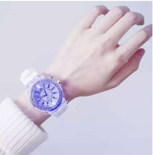 Đồng hồ dạ quang phát ra nhiều màu sắc