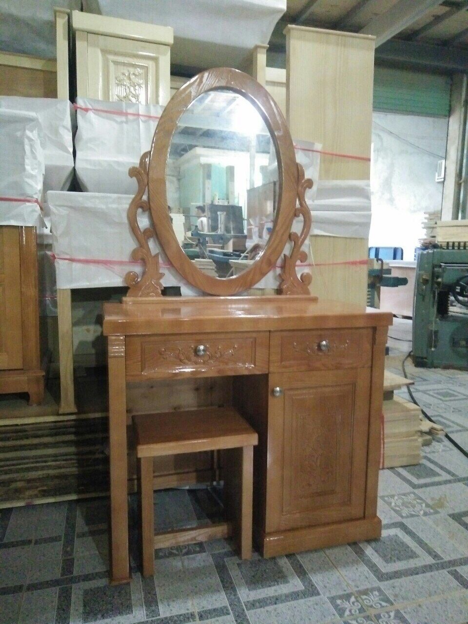 Bàn trang điểm gỗ sồi, kiểu ngăn kéo và cánh đục