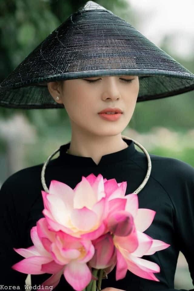 Bộ áo dài truyền thống lụa tằm màu đen