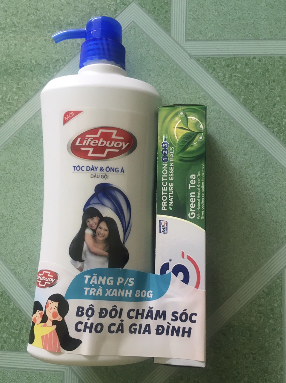 Dầu gội Lifebuoy chai xanh 640g tặng kèm 1 kem đánh răng PS trà xanh MÀU XANH