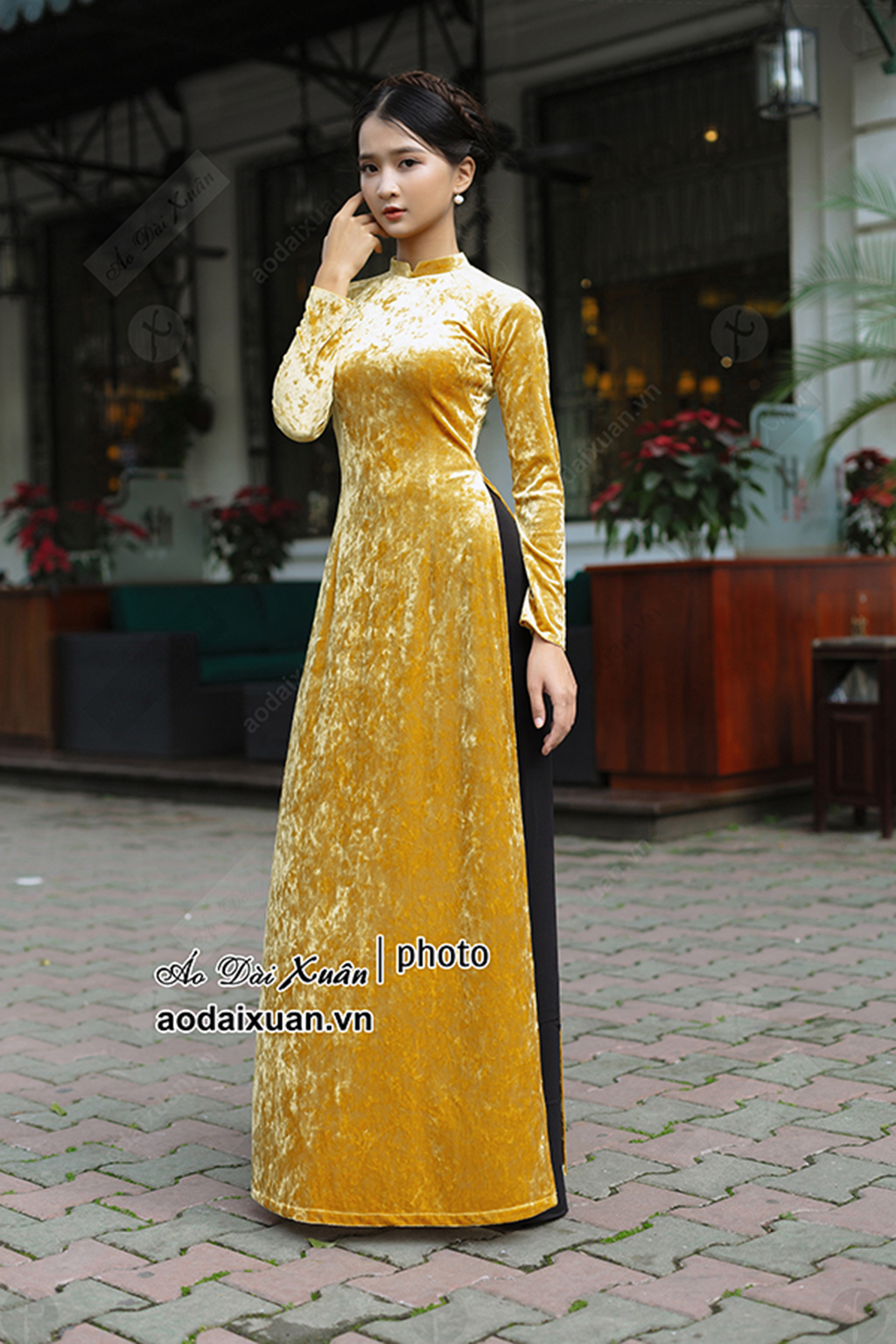 Áo dài nhung vàng đồng trơn kiểu cổ 2cm tay dài 200204