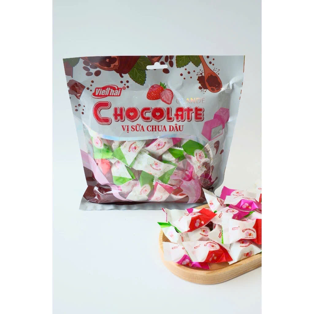 Kẹo socola sữa chua dâu tây Việt Thái chua ngọt tươi mát, Chocolate sữa chua dâu vị thơm ngon khó cưỡng gói 280g