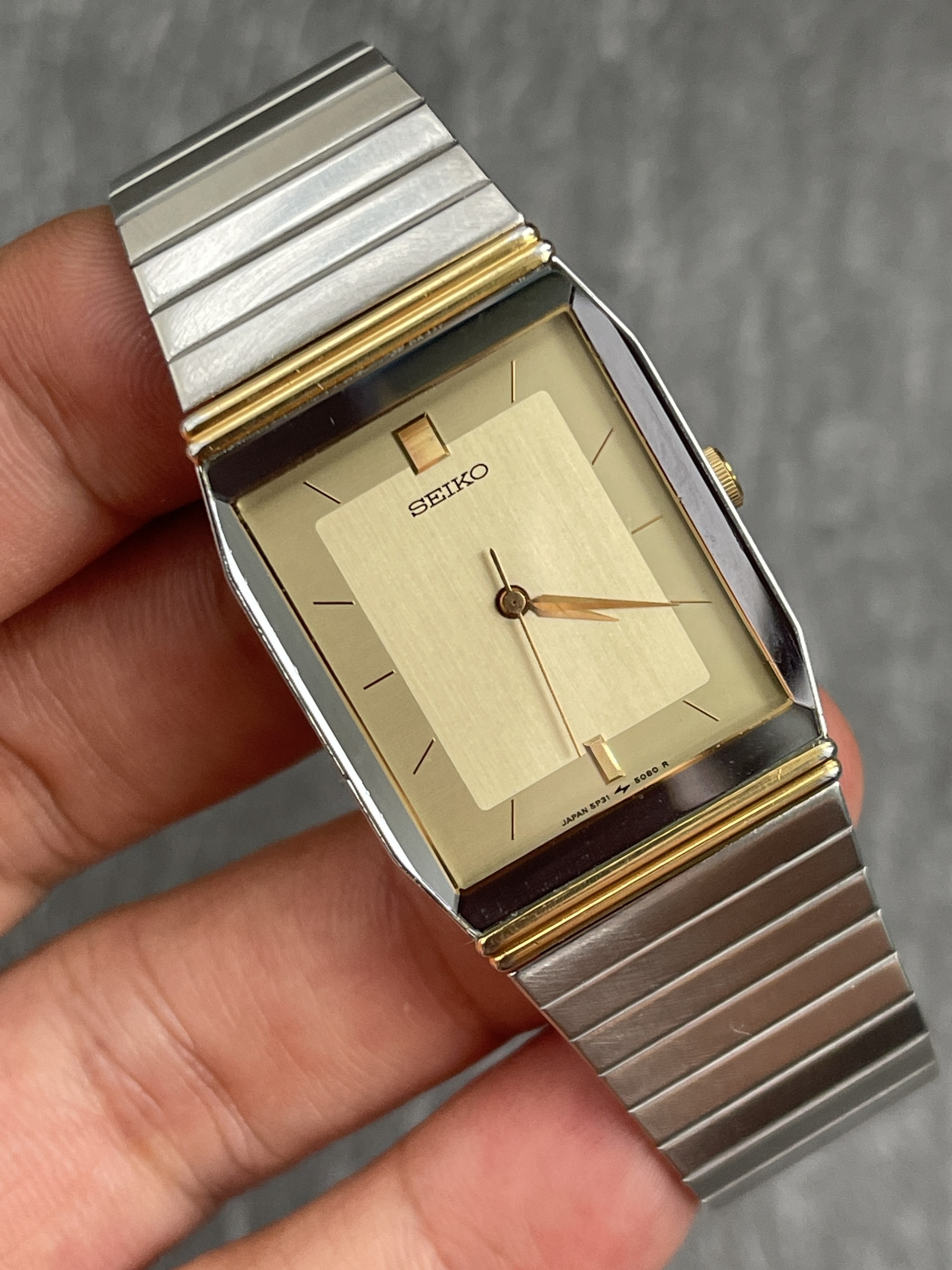 Đồng hồ nữ Seiko mặt tank kính tràn viền chạy pin hàng Si