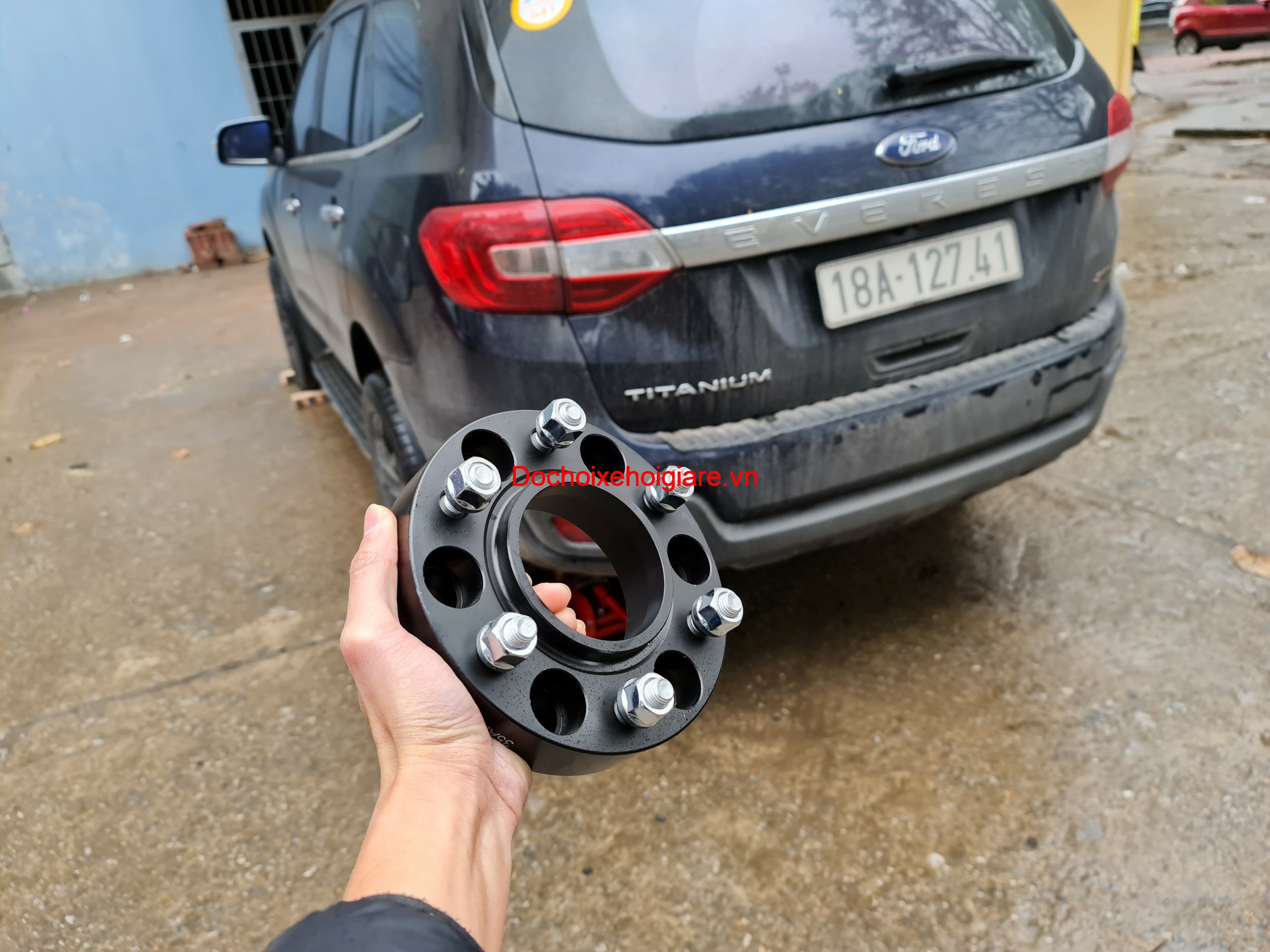 Miếng đệm lốp xe Ford Everest . Tăng độ rộng của lốp, giảm nghiêng xe chống lật khi vào cua, cho phép lắp bộ má phanh lớn hơn, lốp rộng hơn và to hơn, tạo phom dáng thể thao mạnh mẽ
