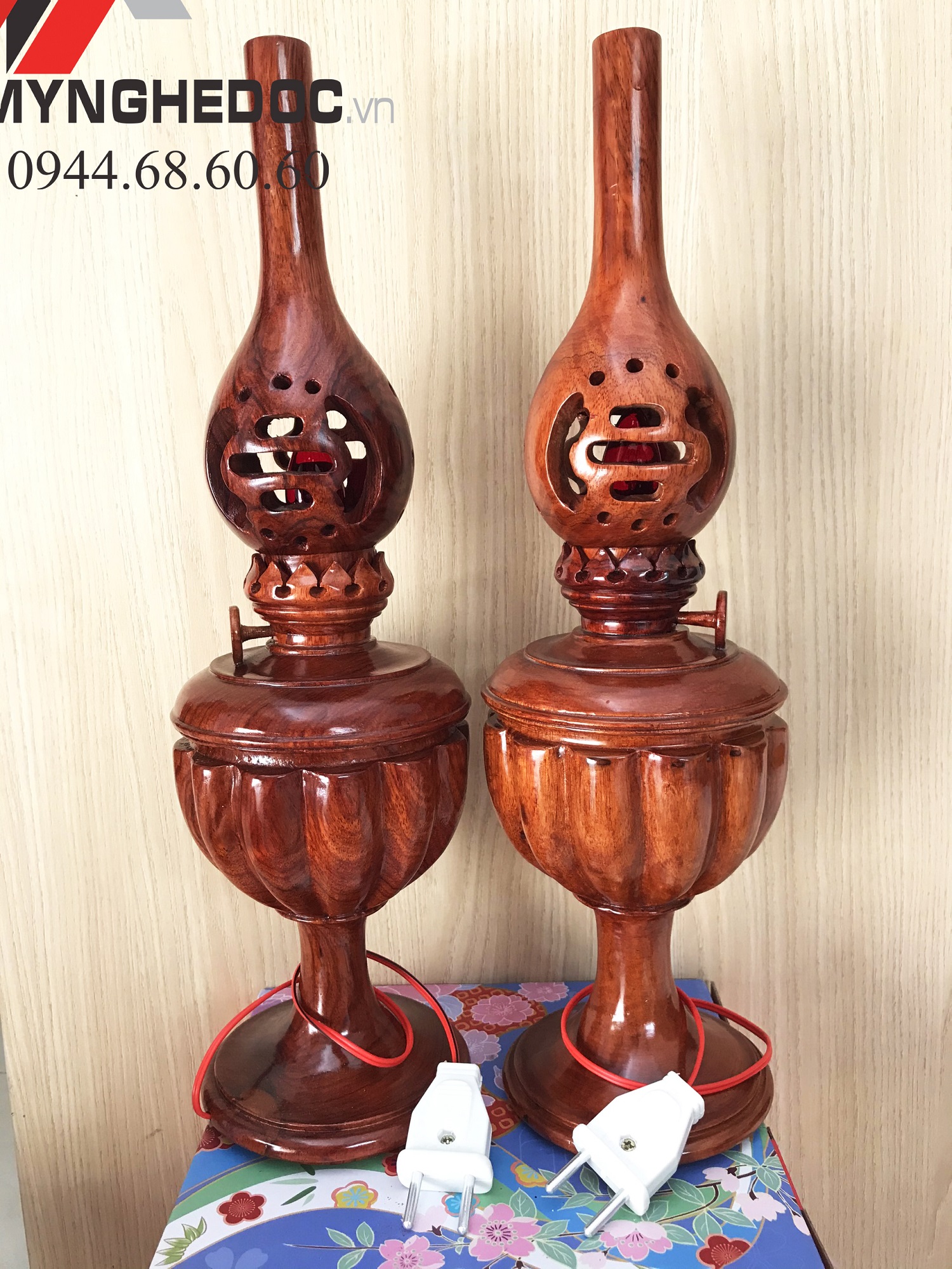 Đèn thờ bằng gỗ hương trang trí bàn thờ gia tiên kích thước cao 40cm, hàng đẹp đã luồn sẵn bóng đèn cho khách hàng