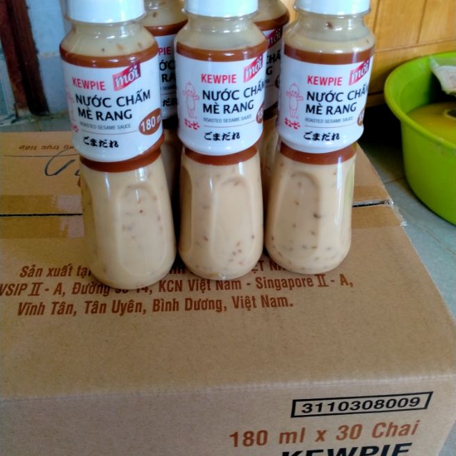 1 chai nước chấm mè rang Kewpie, hương vị nước chấm đặc trưng của mè rang, ngon hơn khi trộn kèm với rong nho