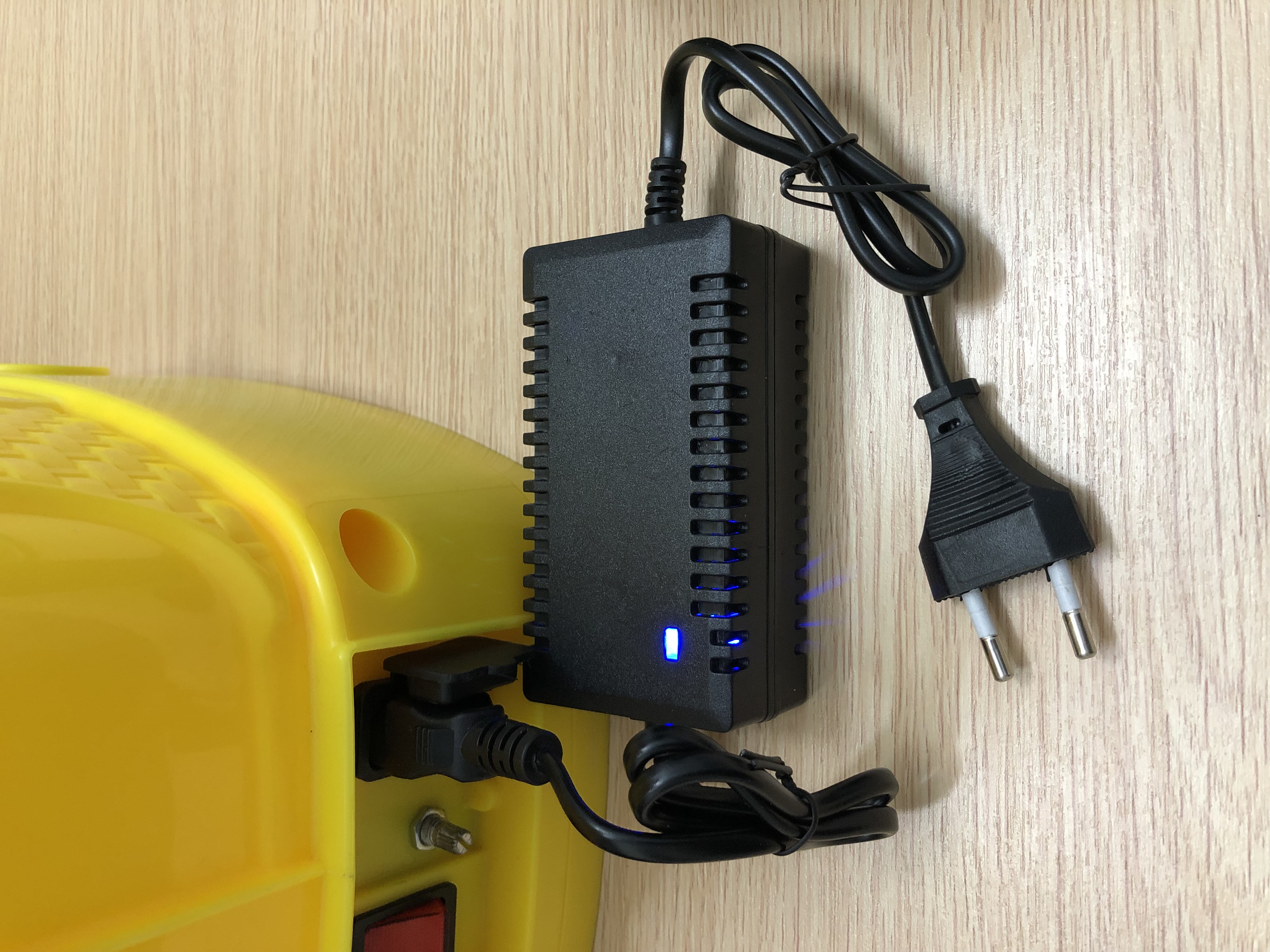 Cục sạc 12V lớn và nhỏ bình xịt điện, bình phun thuốc trừ sâu