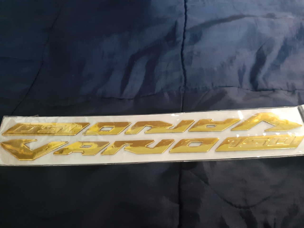 TEM LOGO CHỮ NỔI VARIO ,CHẤT LIỆU NHỰA DẺO SI BÓNG MÀU VÀNG