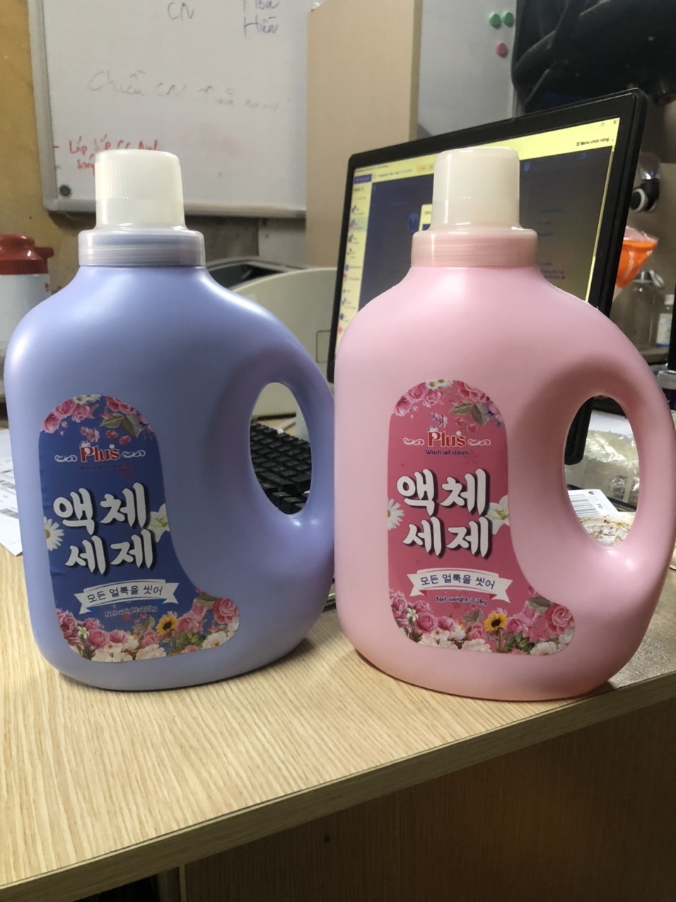 NƯỚC GIẶT PLUS HÀN QUỐC CAN 2KG THƠM NHƯ HOA, GIAO MÀU NGẪU NHIÊN