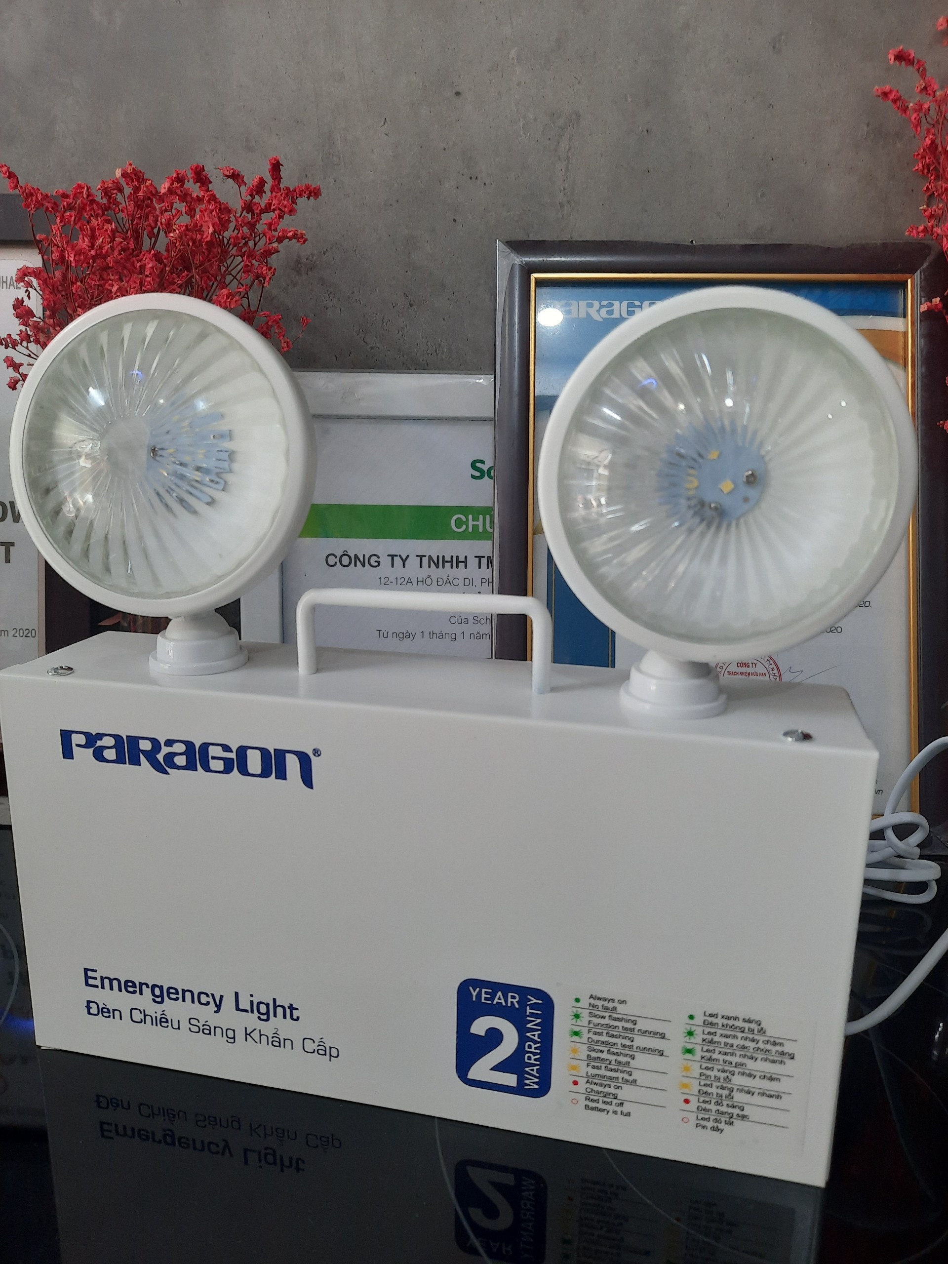 Đèn sạc Led chiếu sáng thoát hiểm khẩn cấp Emergency Paragon PEMD21SW bảo hành 2 năm