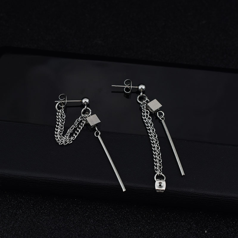 Khuyên tai nam Titan xỏ lỗ đinh chuỗi dài hình vuông