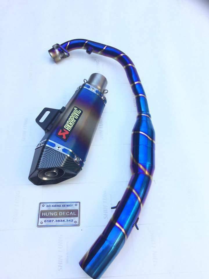 PÔ AKAPOVIC TAM GIÁC 7 MÀU FULL CỔ BẦU TITAN EXCITER, WINER, SONIC, RAIDER, SATRIA, GSX,... ,Sản Phẩm Chất Lượng, Gian Hàng Uy Tín, Giá Cả Cực Tốt, Mua Ngay.