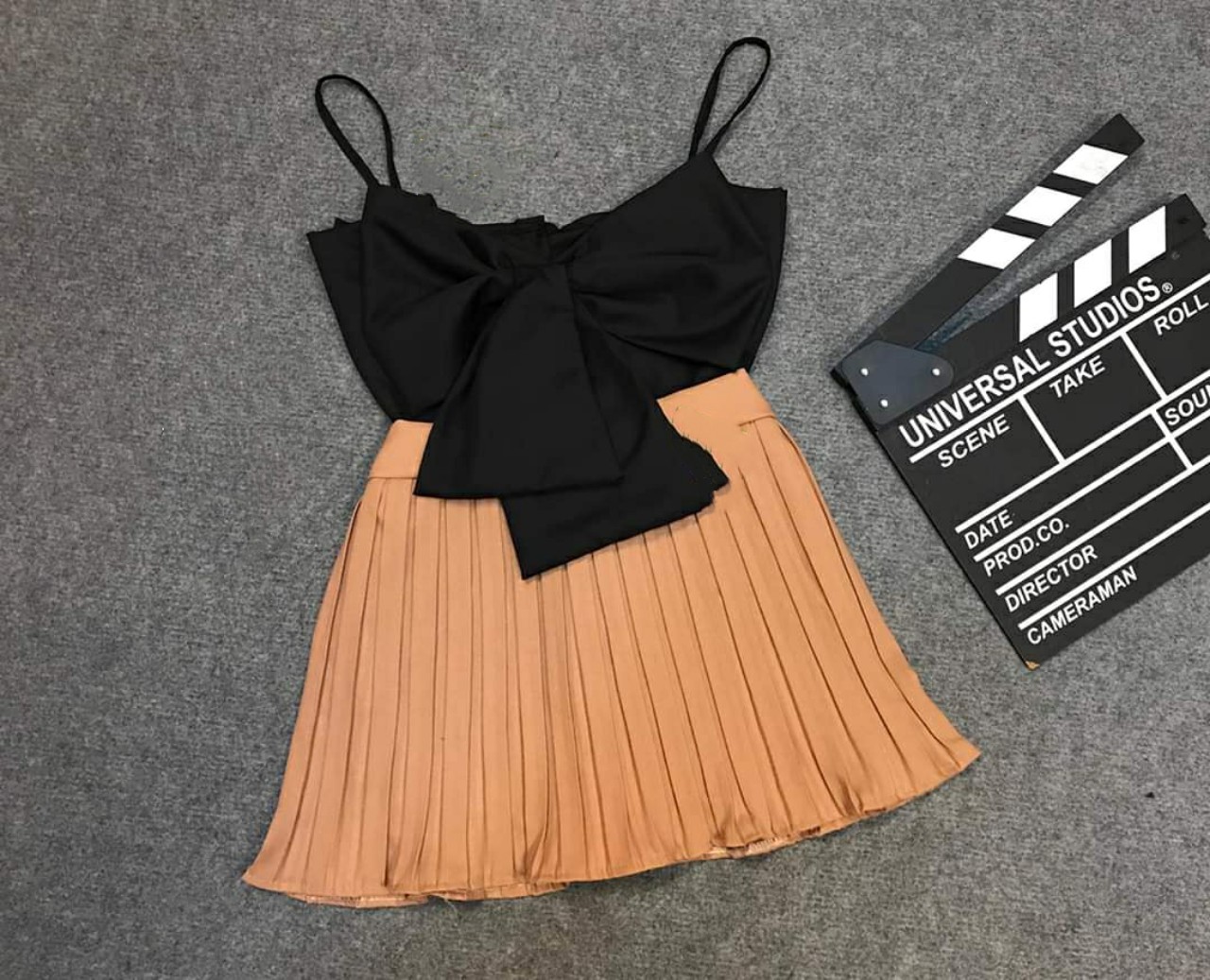 Set áo 2 dây nơ ngực cài nút lưng phối chân váy dập ly hàng QC- Hình thật trải sàn