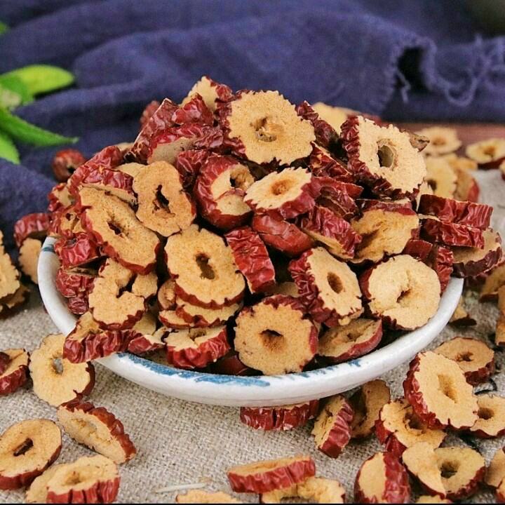 Táo đỏ cắt lát sẵn, sấy khô giòn