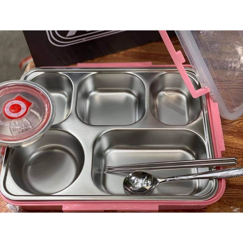 Hộp Đựng Cơm 5 Ngăn Khay inox Lunch Box Có Nắp Đậy,Kèm Đũa Thìa,1 Bát Con,Hộp Đựng Cơm 5 Ngăn Khay inox ,Hộp khay cơm phần giữ nhiệt ,Khay Cơm Inox LUNCH BOX ,với thiết kế rễ sử dụng được làm từ inox cao cấp BH 6 THÁNG