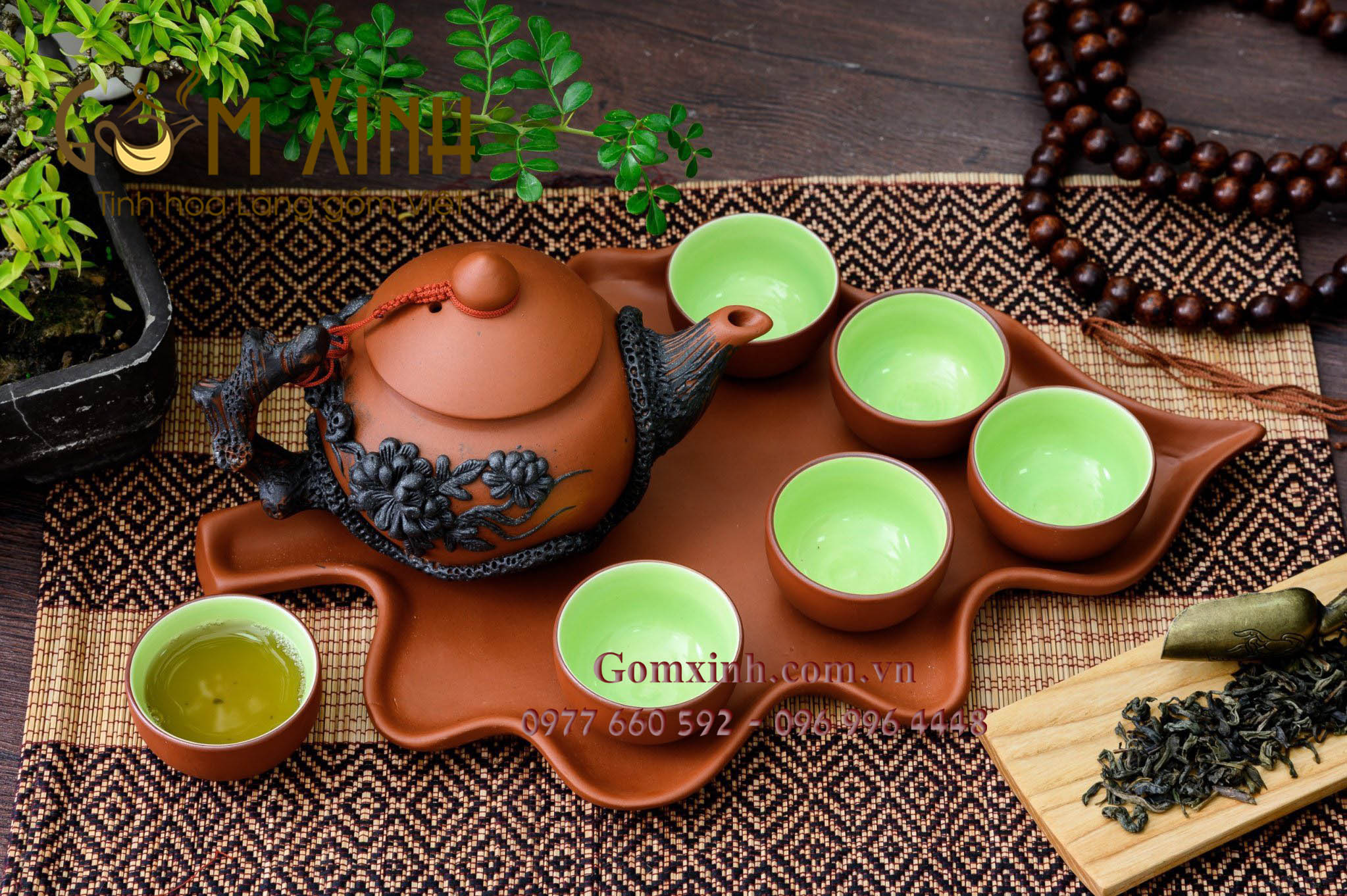 Bộ trà gốm Bát Tràng đất đỏ hoa văn đắp nổi kèm khay lá