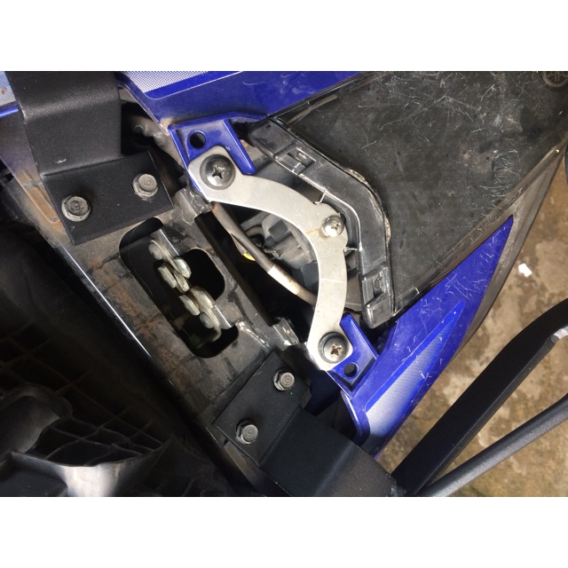 Pát ( bát ) giữ đèn hậu Exciter 135