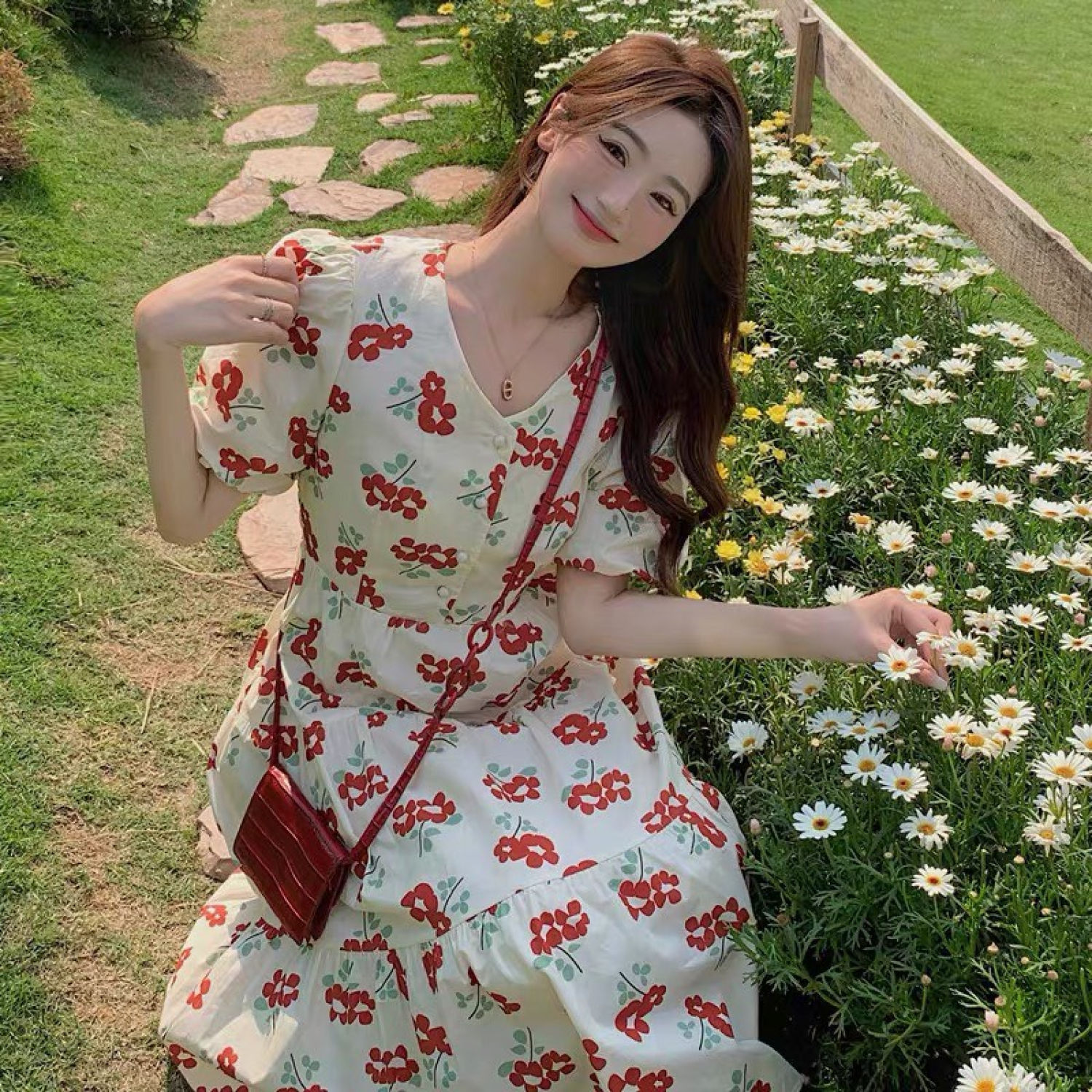 Váy babydoll hoa đỏ tay bồng cổ V, Kiểu dáng Sang chảnh