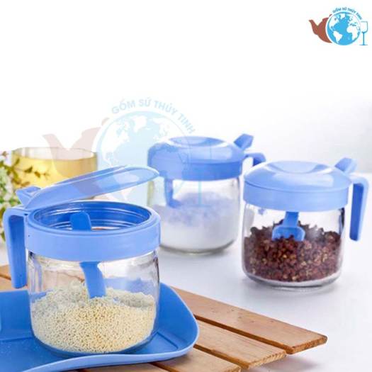 Bộ đựng gia vị thủy tinh nắp nhựa kèm muỗng - Set hủ gia vị nắp nhựa có thìa