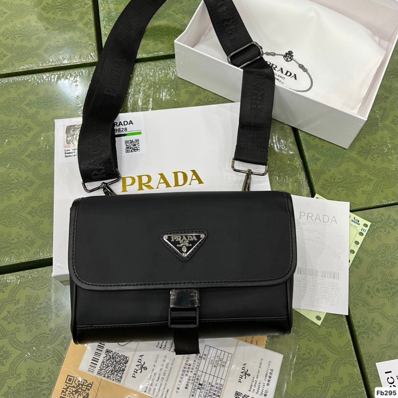 Túi đeo chéo nam nữ pra da da PU đen mờ trơn tag logo tam giác chữ sắt chốt cài dây dệt chữ basic full box