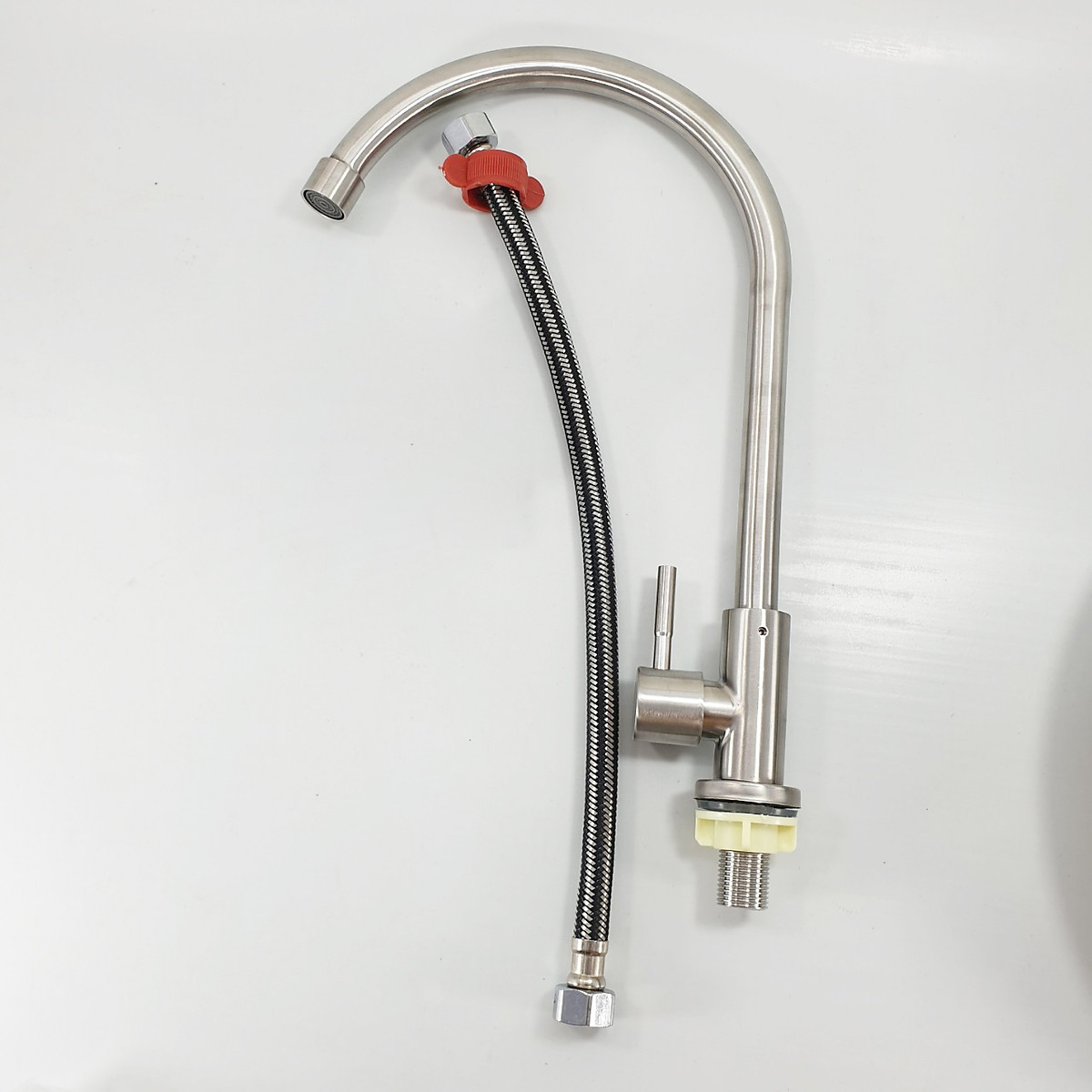 Vòi rửa chén bát lạnh Cao Cấp INOX SUS 304 HC2025 ống cong phi 18mm tặng kèm dây cấp 5 tấc inox như hình