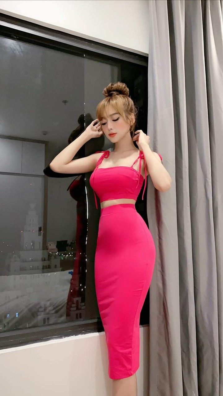 Set áo croptop hai dây cột nơ mix chân váy ôm tôn dáng quyến rũ