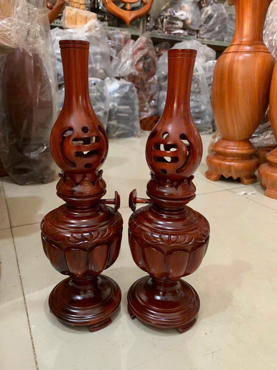 Cặp đèn thờ gia tiên kiểu đèn dầu gỗ xà cừ nguyên khối cao 30cm -40cm