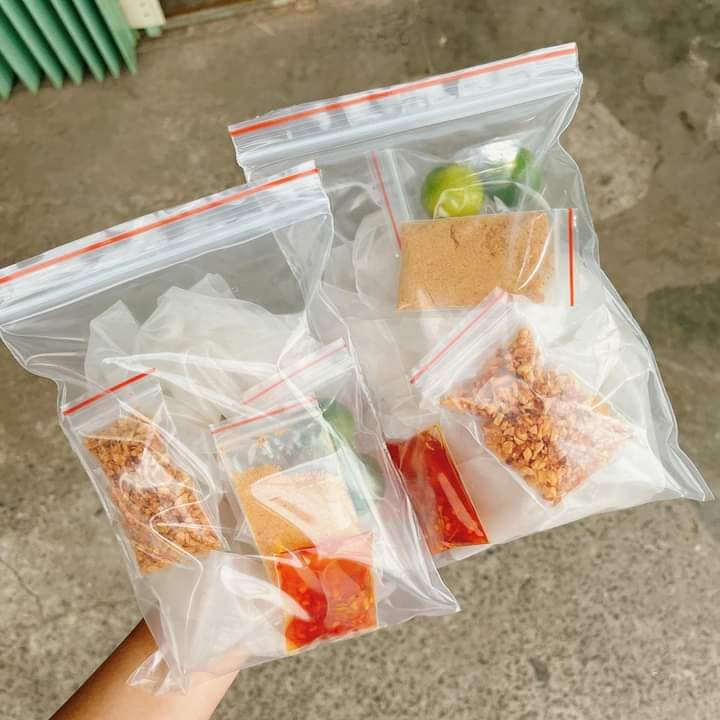 2bịch bánh tráng trộn phơi sương muối tỏi satế hành phi( LƯU Ý bánh rìa cứng khách vè nhớ phun nước đủ mềm rồi trộn gia vị nhé)