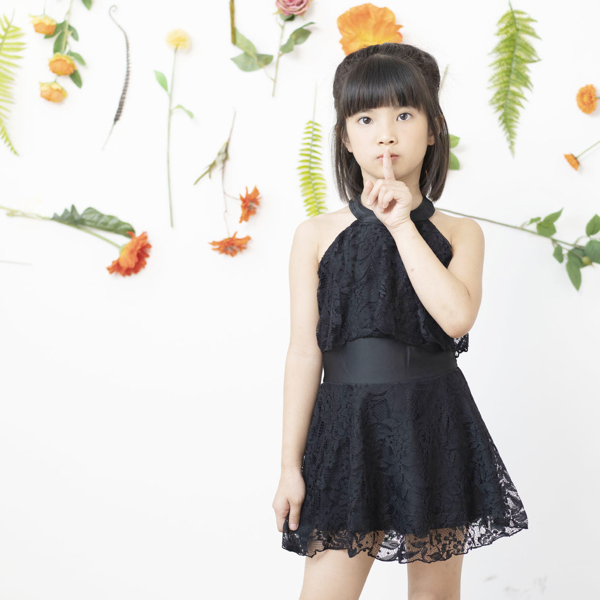 Đồ bơi cho bé gái từ 3 đến 12 tuổi, vải ren màu đen sang trọng. Chất vải co giãn thoải mái vận động khi bơi lội và đi biển.