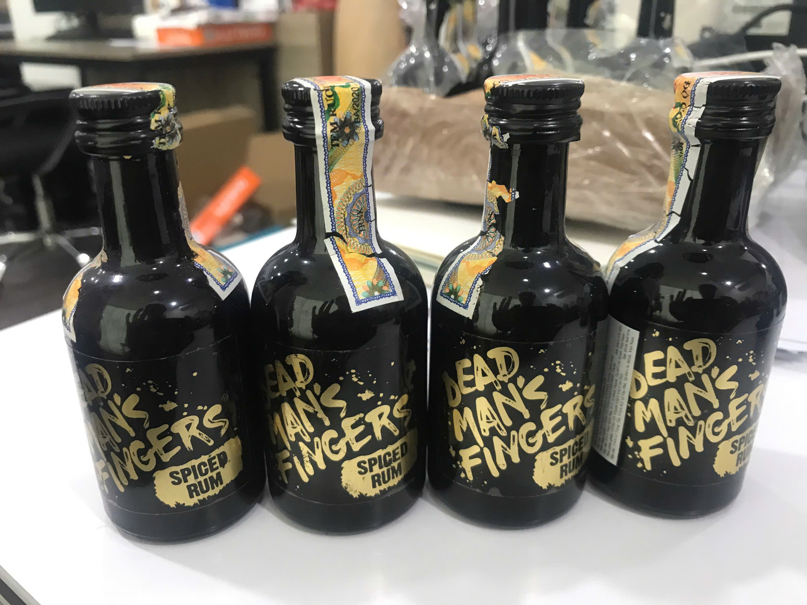 THANH LÝ XẢ KHO - TEM XẤU NHƯ HÌNH - Combo 4 Chai Rượu Mini Dead Man's Fingers Spiced - 50ML - 37.5%