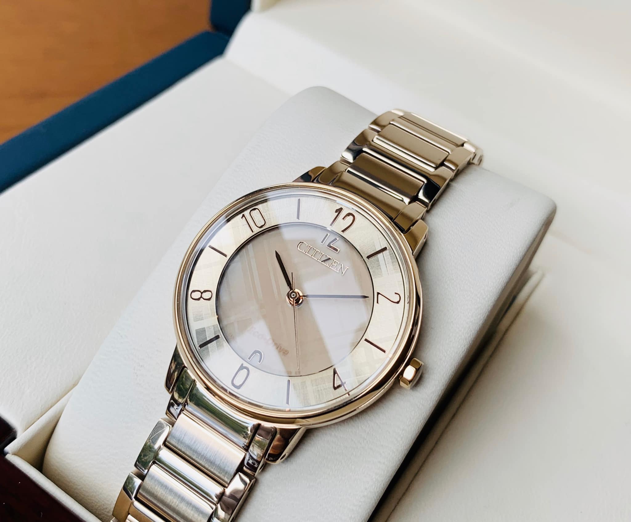 Đồng hồ Nữ Citizen Eco Drive năng lượng ánh sáng dây thép không gỉ size 30.8mm EM0523-86P