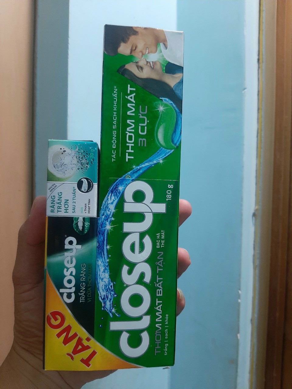 Kem đánh răng closeup bạc hà 180g tặng kèm hộp 30g