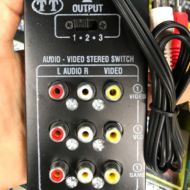 Hot-bộ chia tín hiệu audio- video stereo ra 3