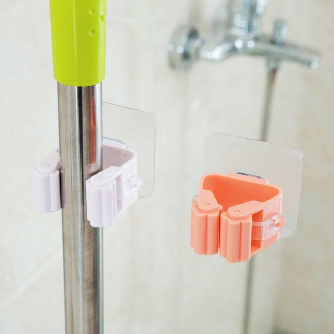 Móc dán tường treo cây lau nhà, chổi quét nhà tiện lợi cho các hộ gia đình