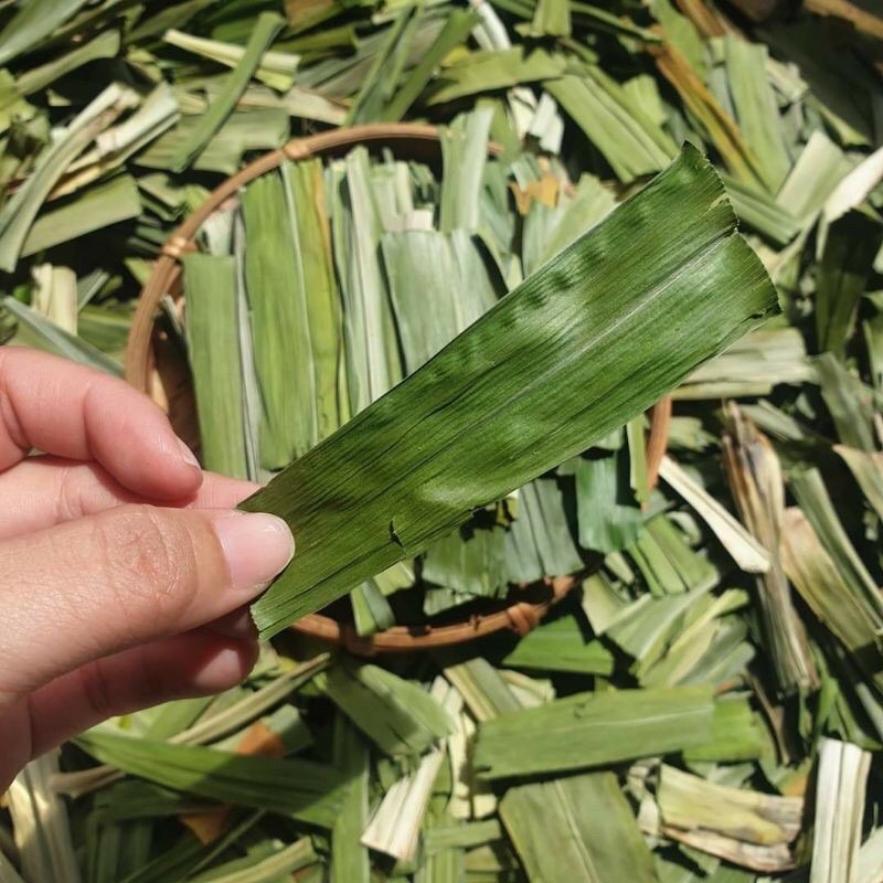 Lá dứa nếp sấy khô được làm 100% từ lá dứa tươi nguyên chất, không lẫn tạp chất, không chứa chất bảo quản.